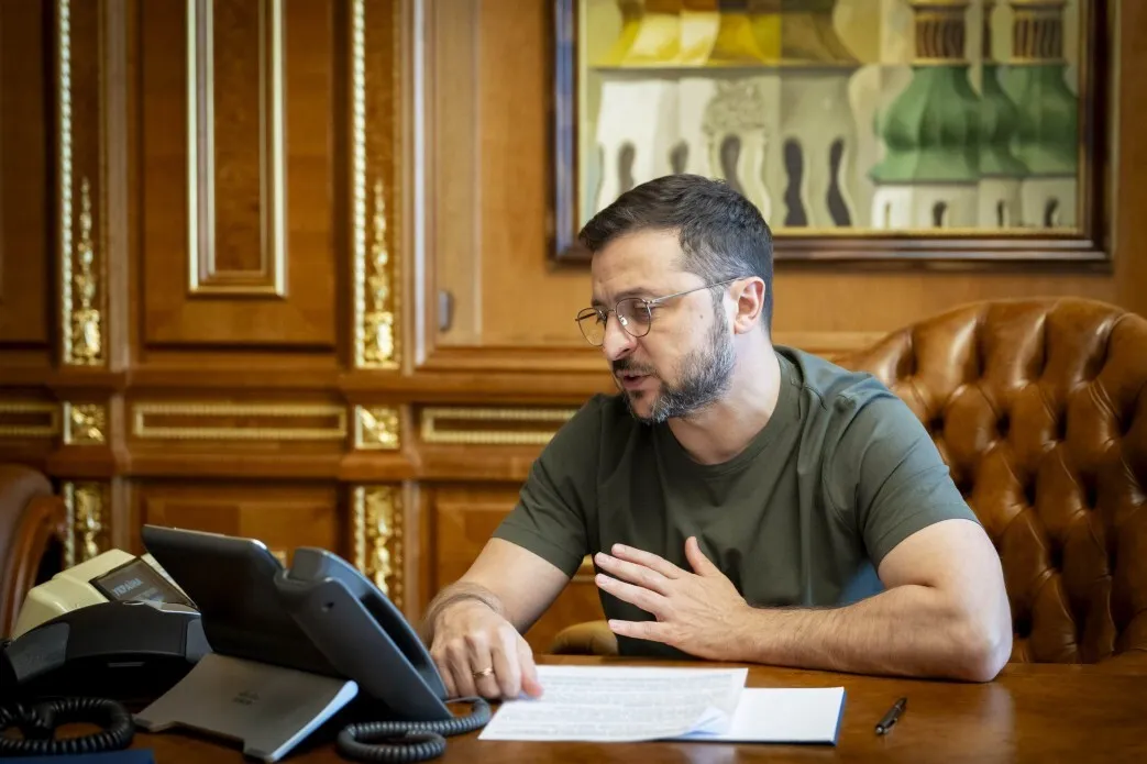 Zelensky in his office dqxikeidqxidqeant