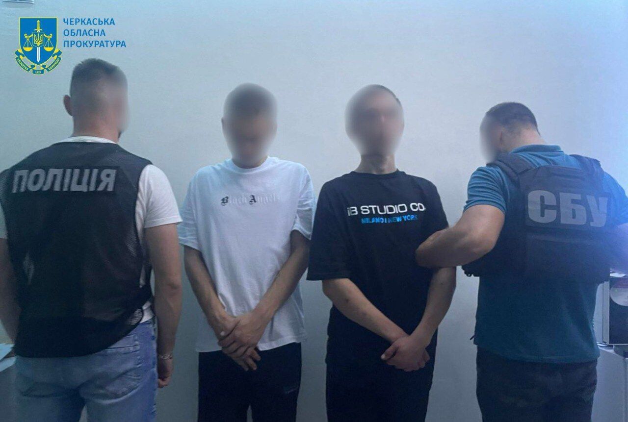 В Черкассах задержаны наркозависимые, которые за российские деньги поджигали военные пикапы. Фото dqxikeidqxidqrant