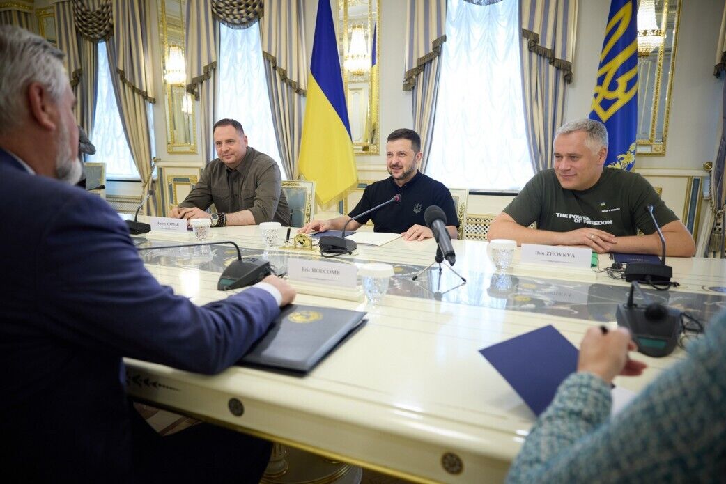 Zelensky met with the Governor of Indiana in Kyiv: they signed a Memorandum of Cooperation. Photos and videos dqxikeidqxidqeant