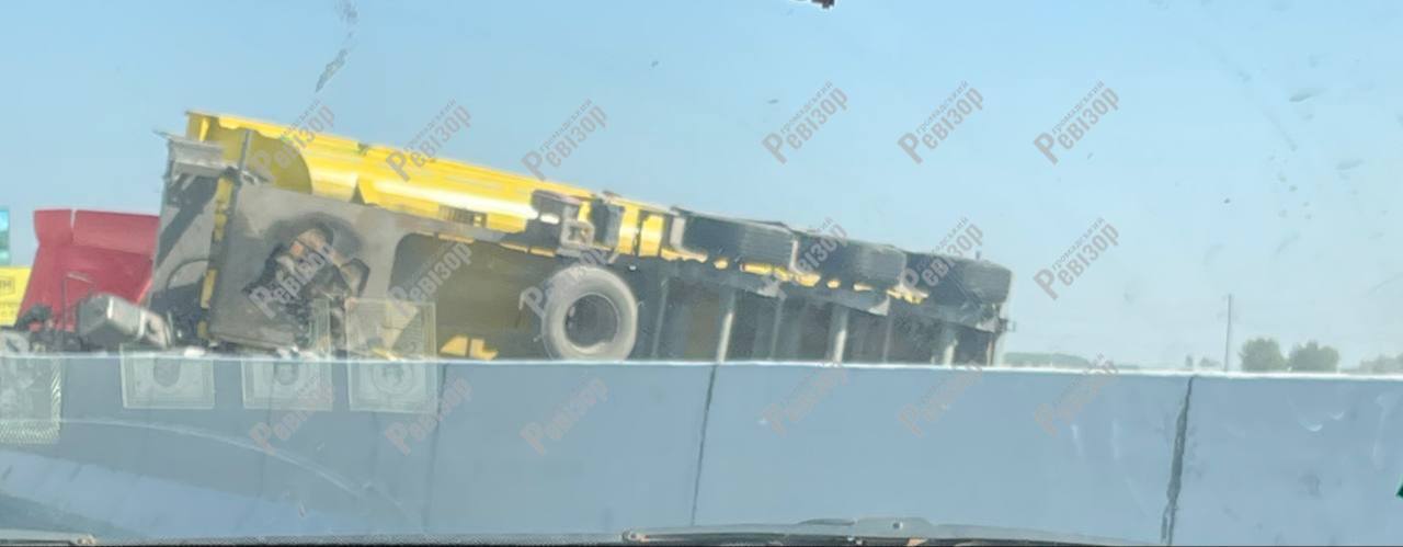 В Киевской области столкнулись две фуры, одна из машин опрокинулась: перекрыт проезд в направлении Чернигова. Фото и видео dqxikeidqxidqeant