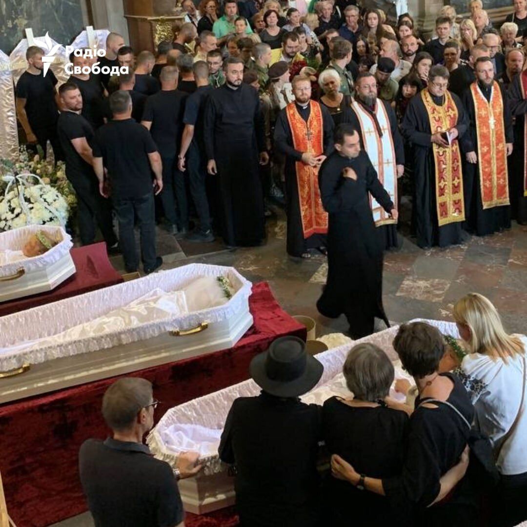 Вижив лише чоловік: у Львові прощаються з родиною Базилевичів, яку вбила Росія. Фото і відео