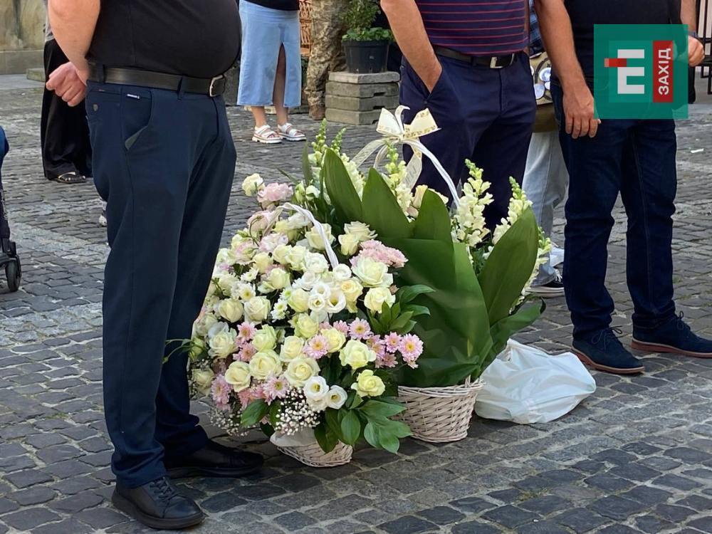 Вижив лише чоловік: у Львові прощаються з родиною Базилевичів, яку вбила Росія. Фото і відео dqxikeidqxidqeant