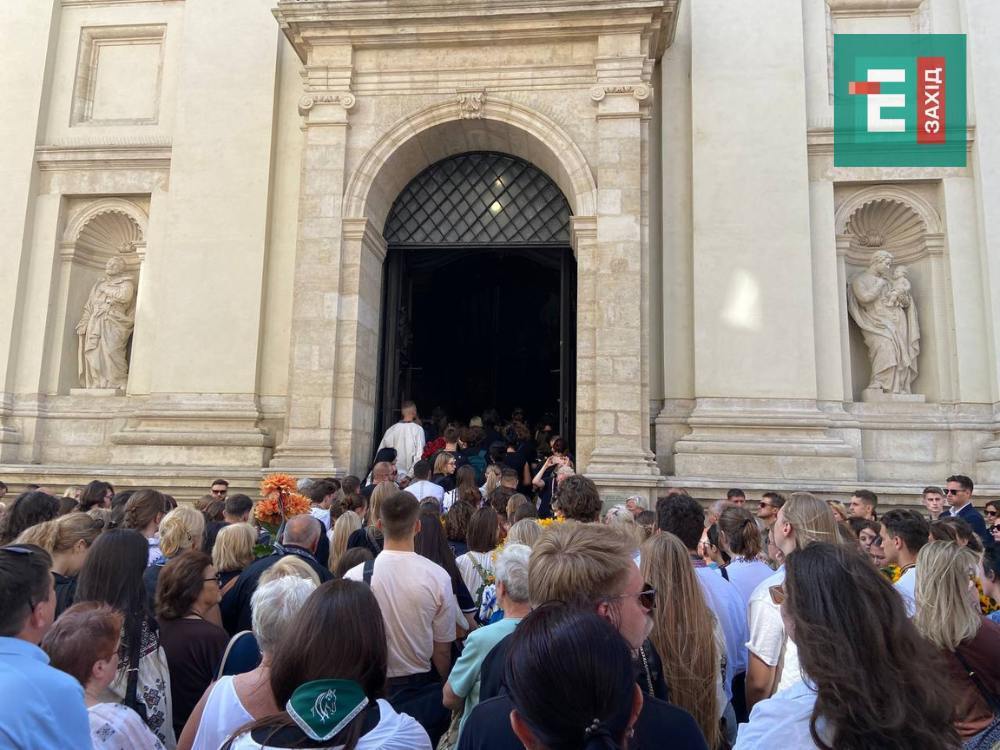 Вижив лише чоловік: у Львові прощаються з родинoю Базилевичів, яку вбила Росія. Фото і відео