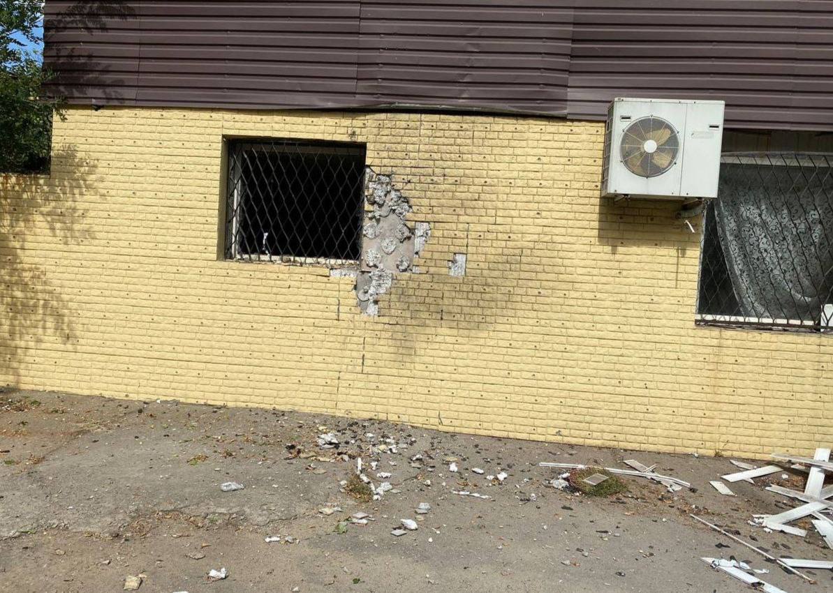 Ворог гатив по Нікопольщині: пошкоджені кафе, супермаркет, будинки, газогін і ЛЕП. Фото