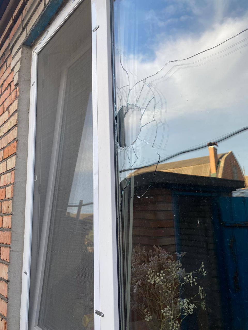 Враг гнал по Никопольщине: повреждены кафе, супермаркет, дома, газопровод и ЛЭП. Фото