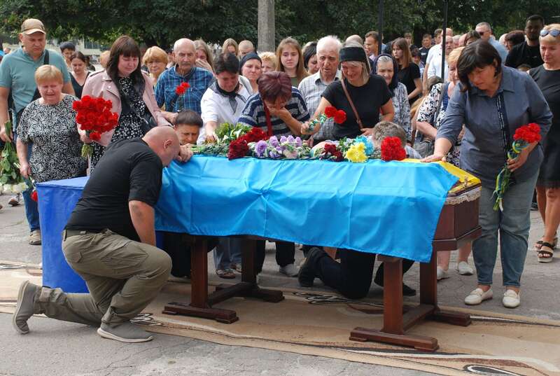 Без вагань пішов на фронт добровольцем: на Сумщині попрощалися з воїном, який загинув у боях за Україну. Фото dqxikeidqxidqeant