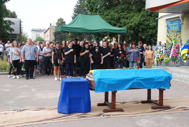 Без вагань пішов на фронт добровольцем: на Сумщині попрощалися з воїном, який загинув у боях за Україну. Фото