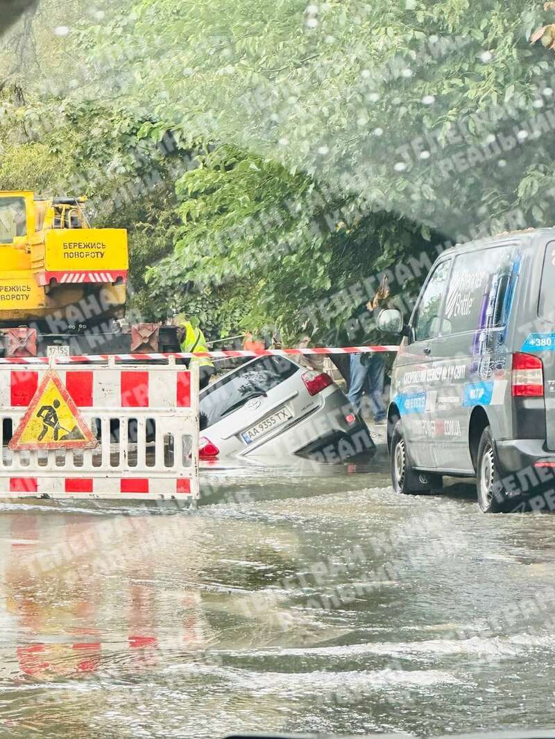 У Києві легковик провалився під землю та майже потонув. Фото і відео dqxikeidqxidqeant