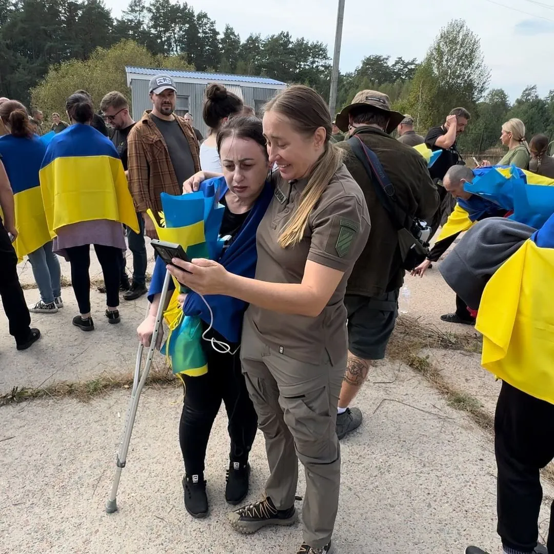 Самый счастливый момент для семей:  после двух лет плена в Украину вернулись бойцы  dqxikeidqxidqrant