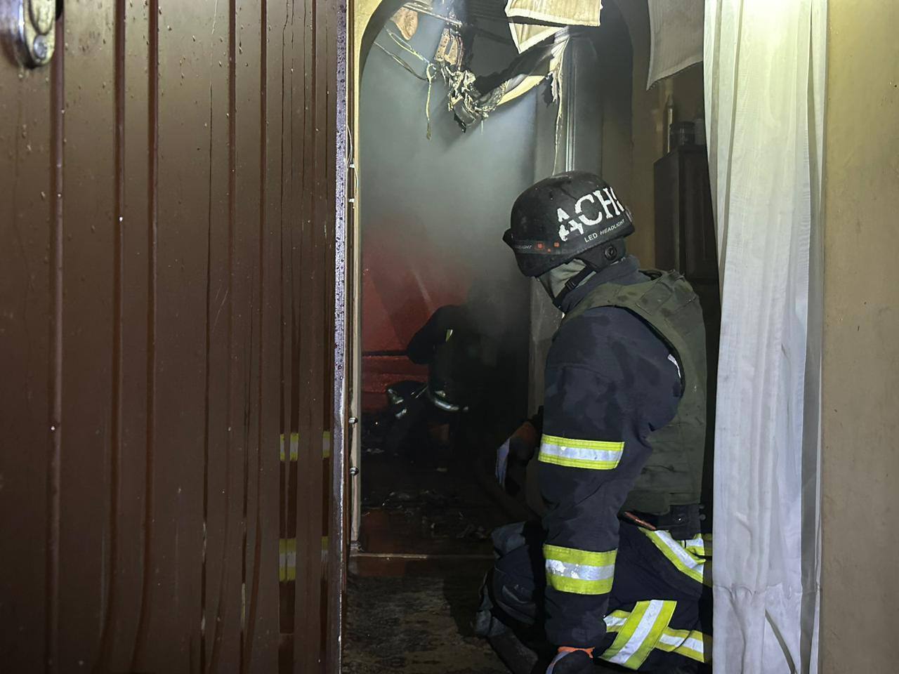 Окупанти влучили у приватний будинок у Нікополі: поранені двоє людей, спалахнула пожежа. Фото dqxikeidqxidqrant