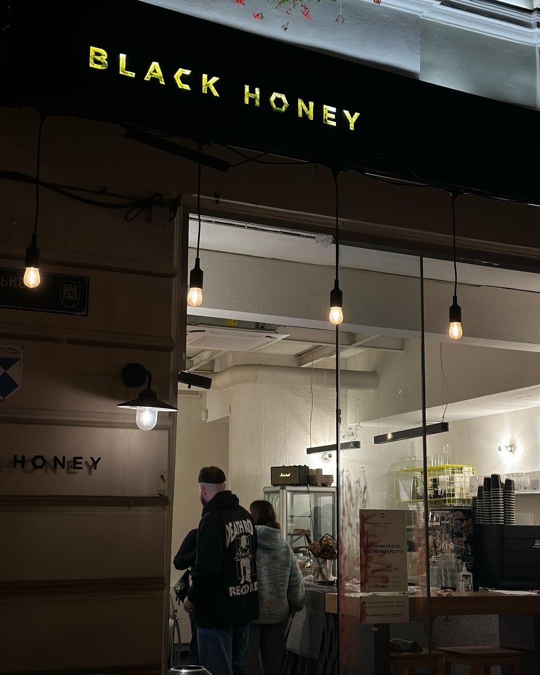 У Львові агресивний чоловік розтрощив кав’ярню військового ЗСУ: нападника затримала поліція. Фото