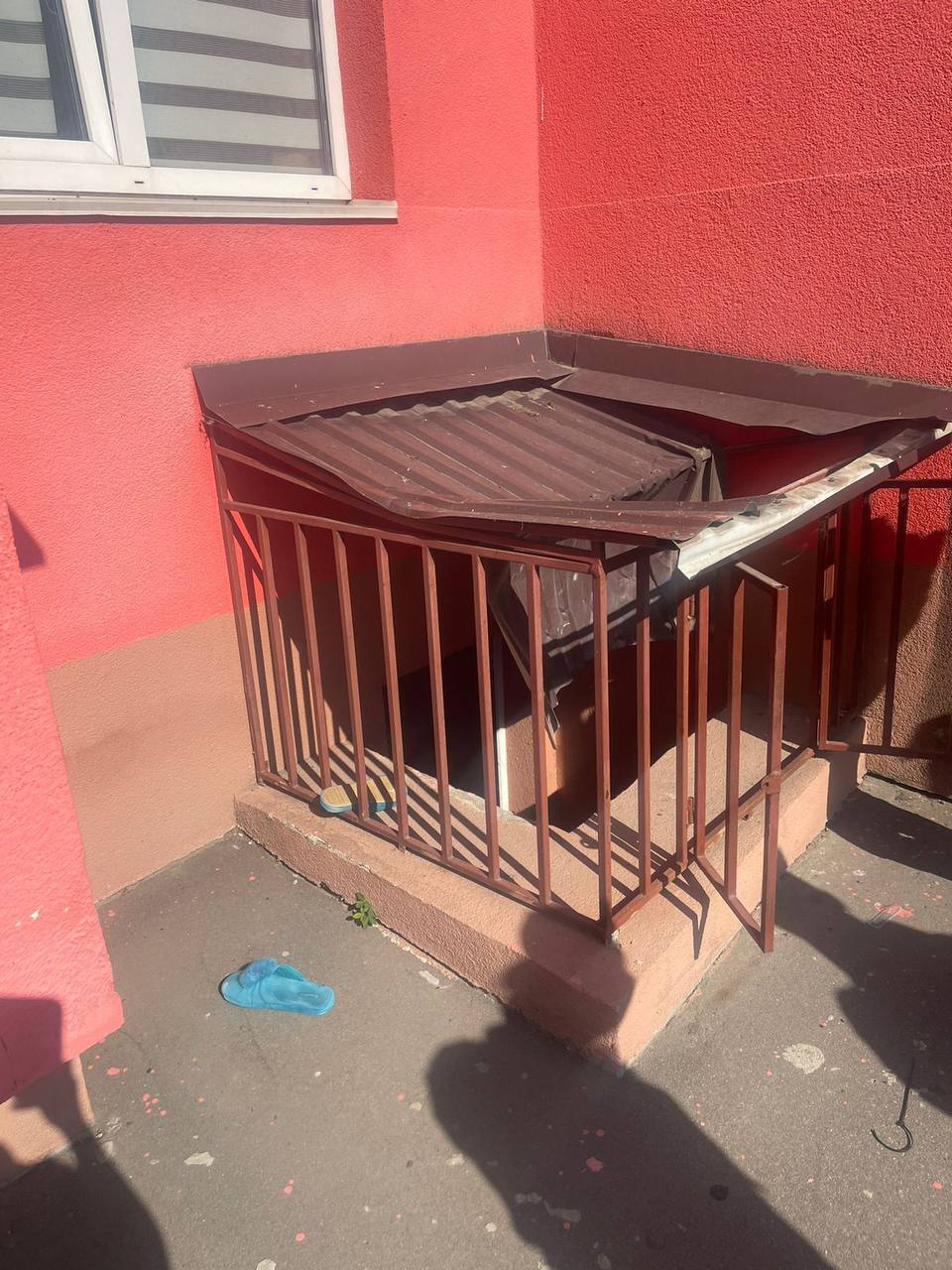 Під Києвом жінка випала з вікна на сьомому поверсі та вижила. Подробиці і фото dqxikeidqxidqeant