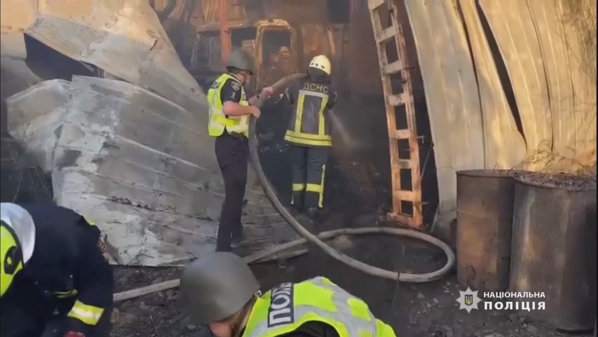 Спалюючи сухостій, знищив три вантажівки та ангари: на Київщині чоловік влаштував масштабну пожежу. Відео dqxikeidqxidqrant