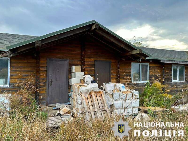 В Борисполе на пустыре обнаружили пакеты с медикаментами: полиция начала расследование. Фото и видео