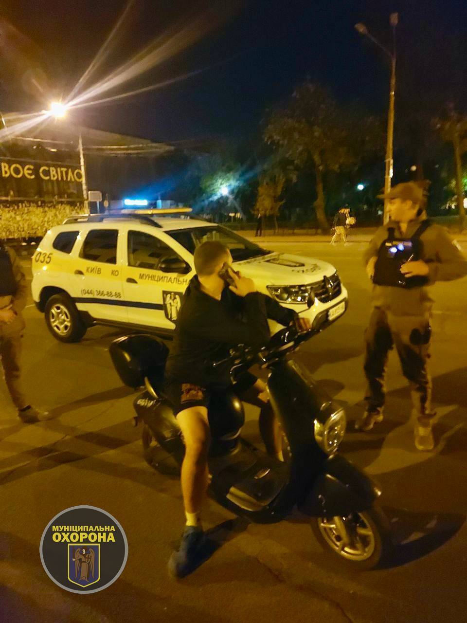 П’яним ганяв пішохідною зоною на Контрактовій площі Києва: муніципали зупинили скутериста. Фото dqxikeidqxidqeant