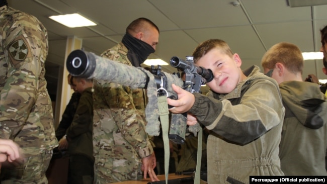 Дети в формах, как похожая на военную, в оккупированном Севастополе