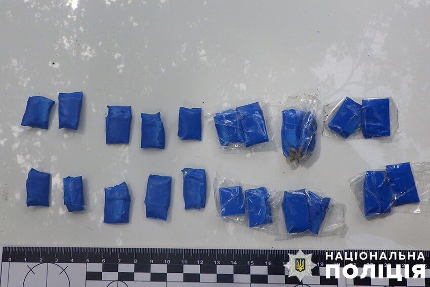 Вилучили майже 900 пакунків із
