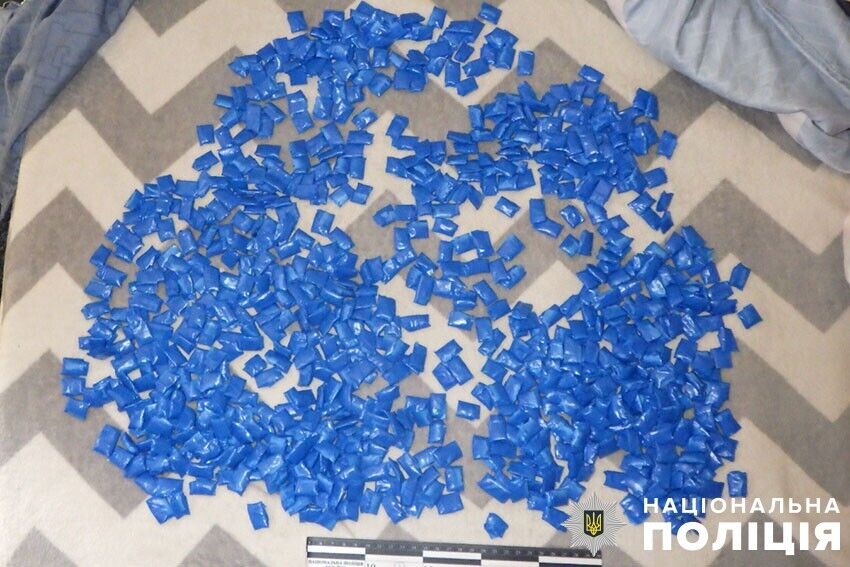 Вилучили майже 900 пакунків із