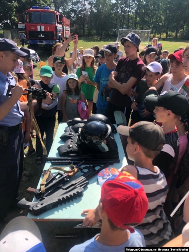 Встреча украинских детей с белорусскими силовиками