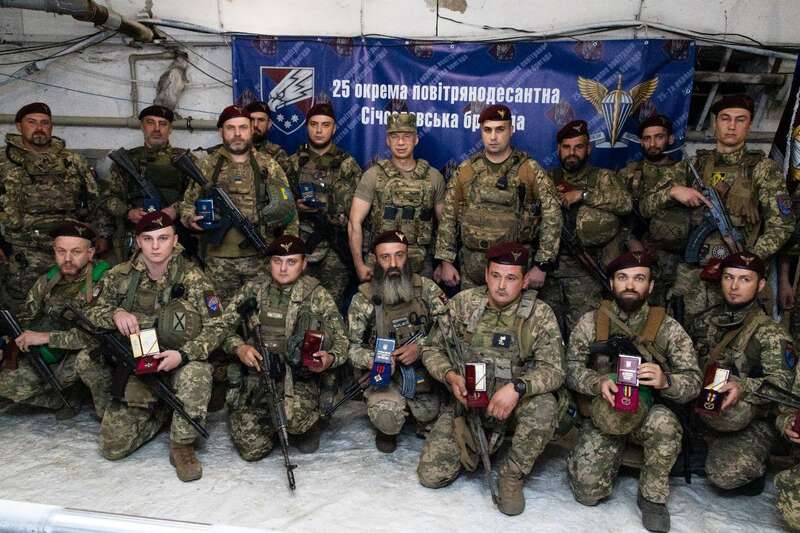 Сирський відвідав один із найгарячіших напрямків фронту і заявив про ухвалення важливих рішень. Фото dqxikeidqxidqrant