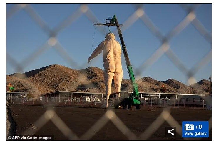 Демократы установили гигантскую статую голого Дональда Трампа с гениталиями к северу от города.