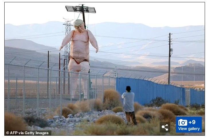 Демократи встановили гігантську статую голого Дональда Трампа із геніталіями на північ від міста. dqxikeidqxidqeant