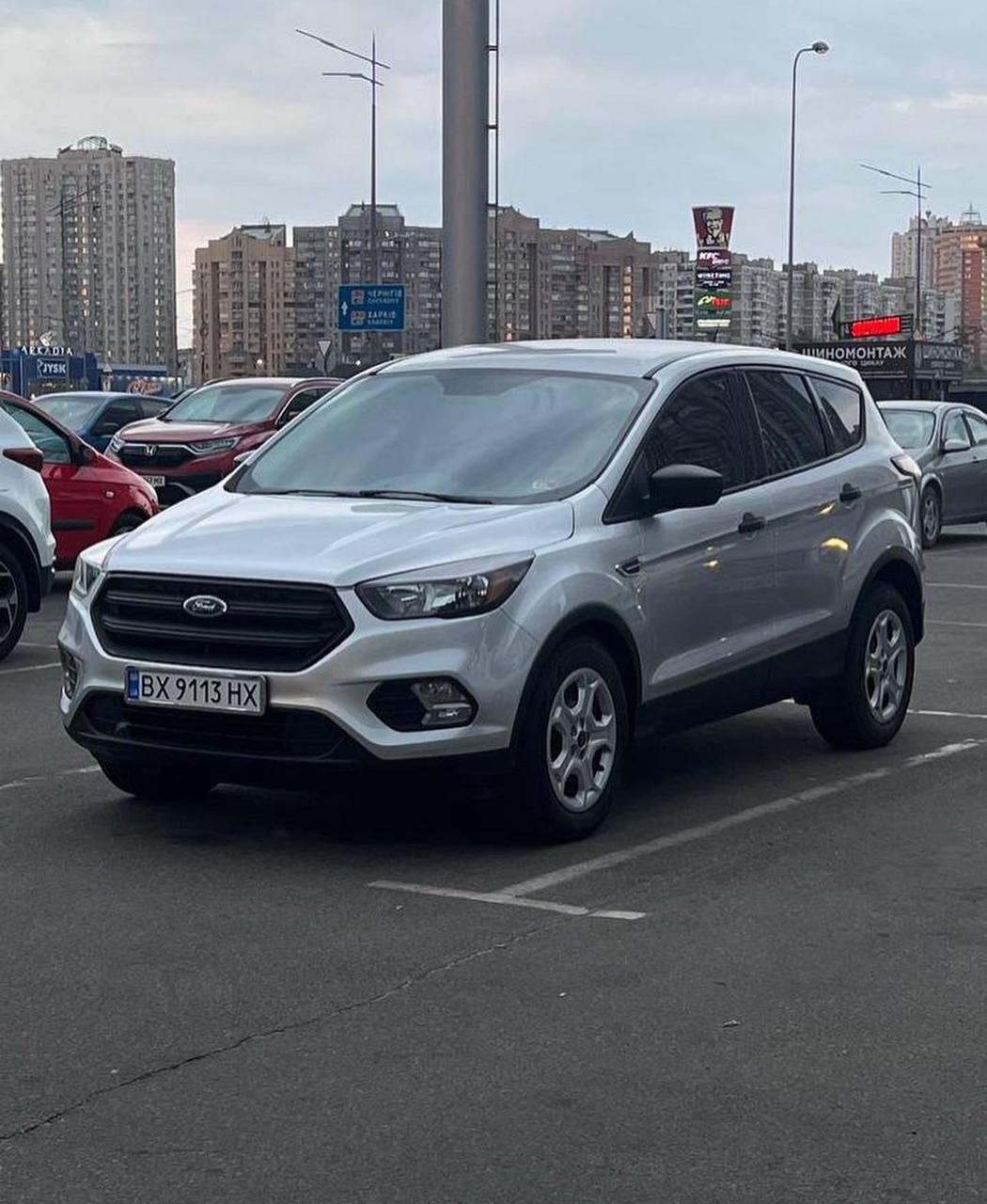 У Києві евакуатор невдало перевіз авто: його буквально сплющило. Фото та відео dqxikeidqxidqrant