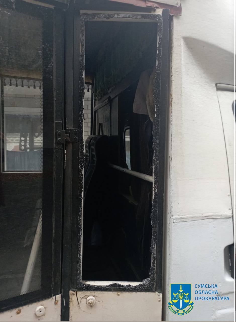 В Сумской области враг сбросил взрывчатку на рейсовый автобус, ранены пассажиры. Фото dqxikeidqxidqeant