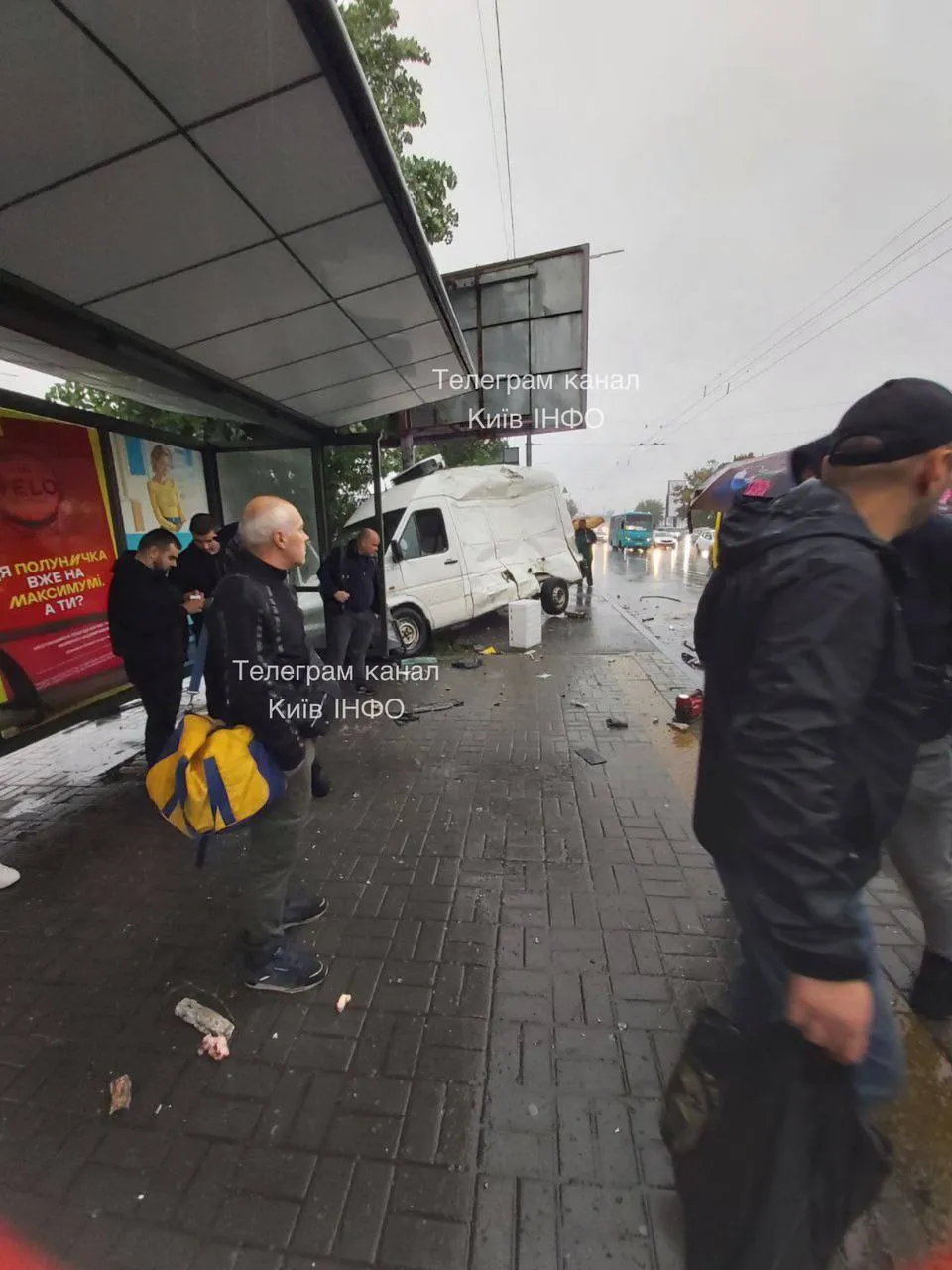 В Киеве грузовое авто столкнулось с маршруткой и чуть не въехало в остановку. Подробности, фото и видео