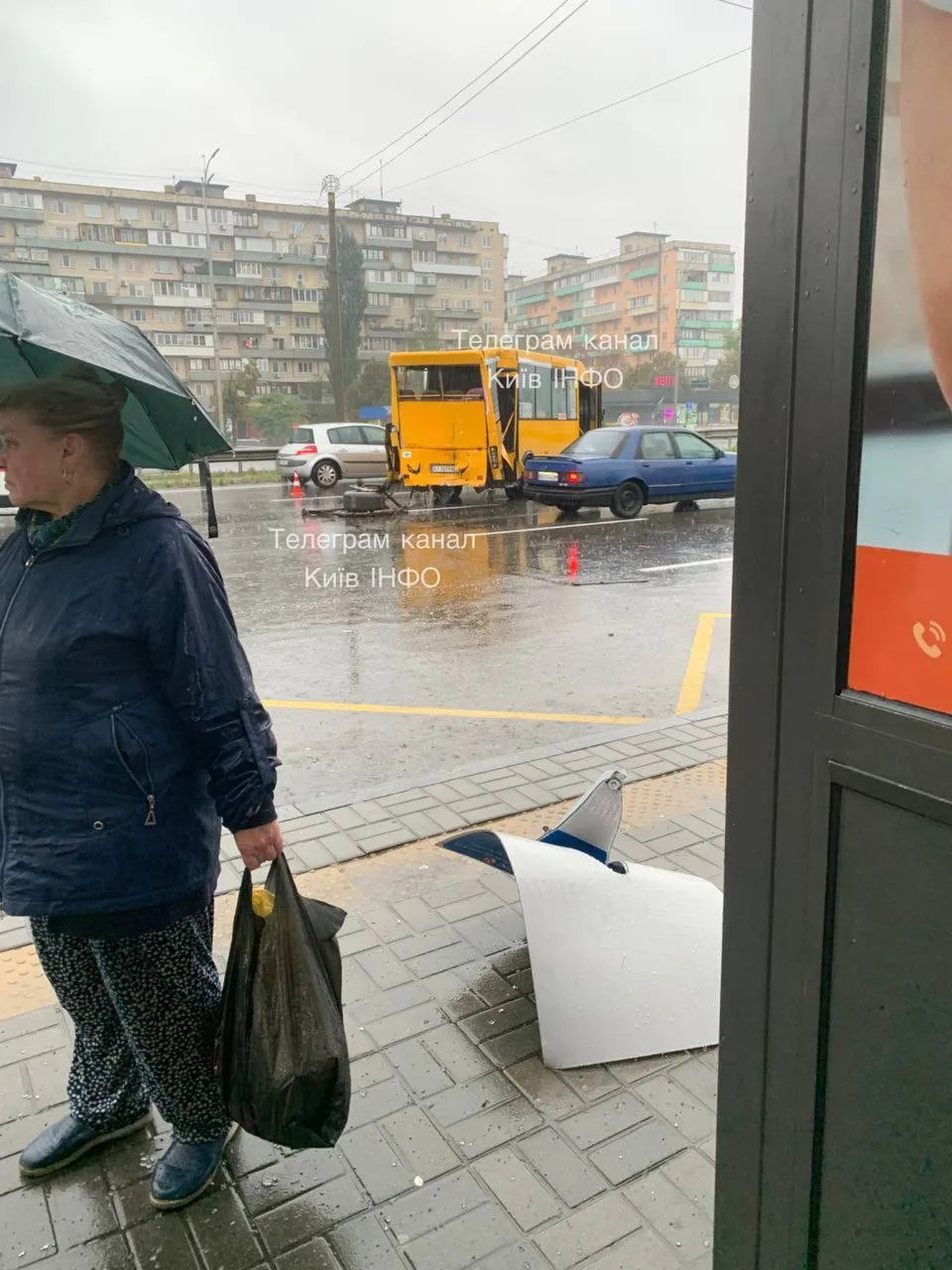 В Киеве грузовое авто столкнулось с маршруткой и чуть не въехало в остановку. Подробности, фото и видео