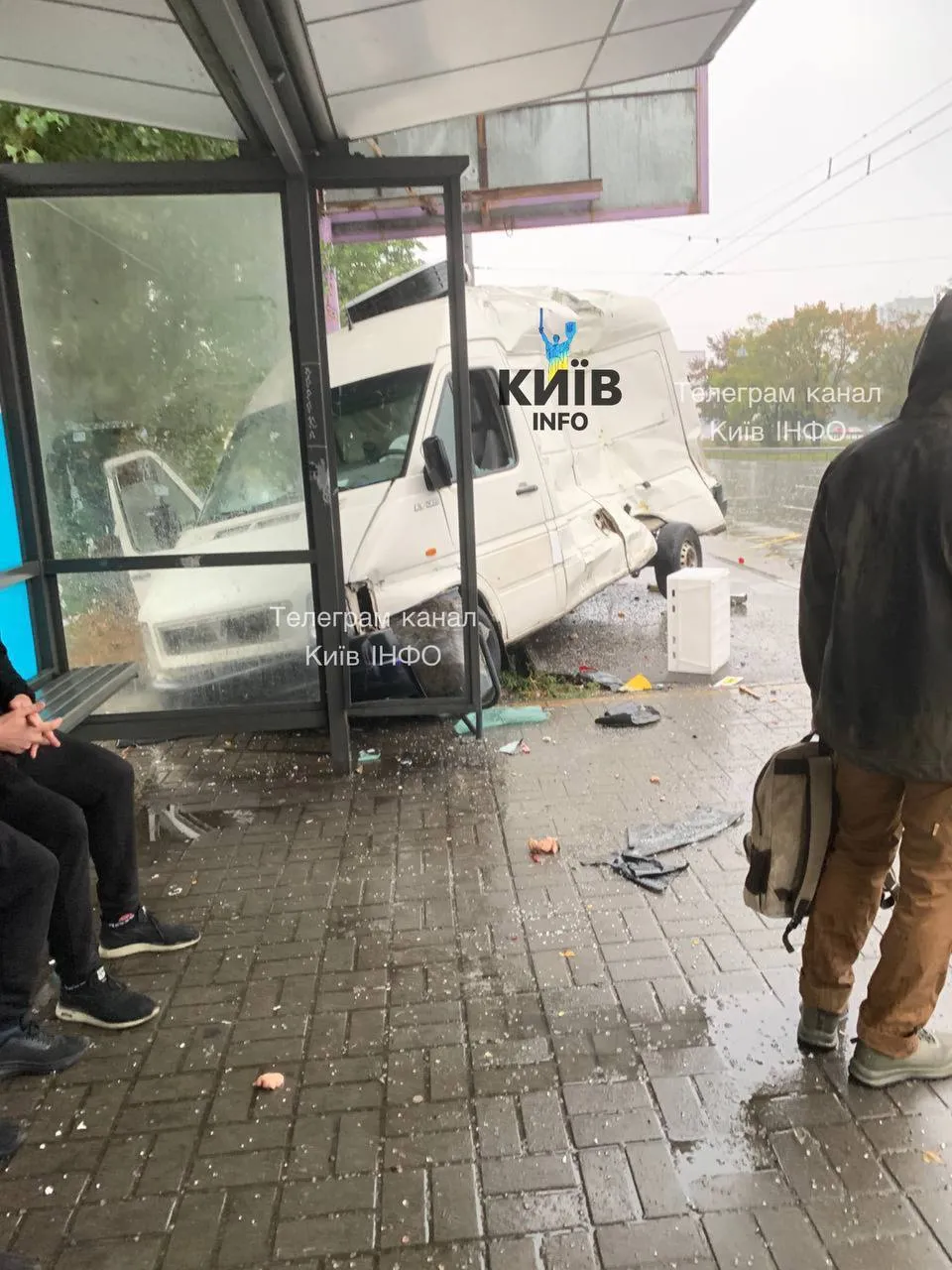 В Киеве грузовое авто столкнулось с маршруткой и чуть не въехало в остановку. Подробности, фото и видео