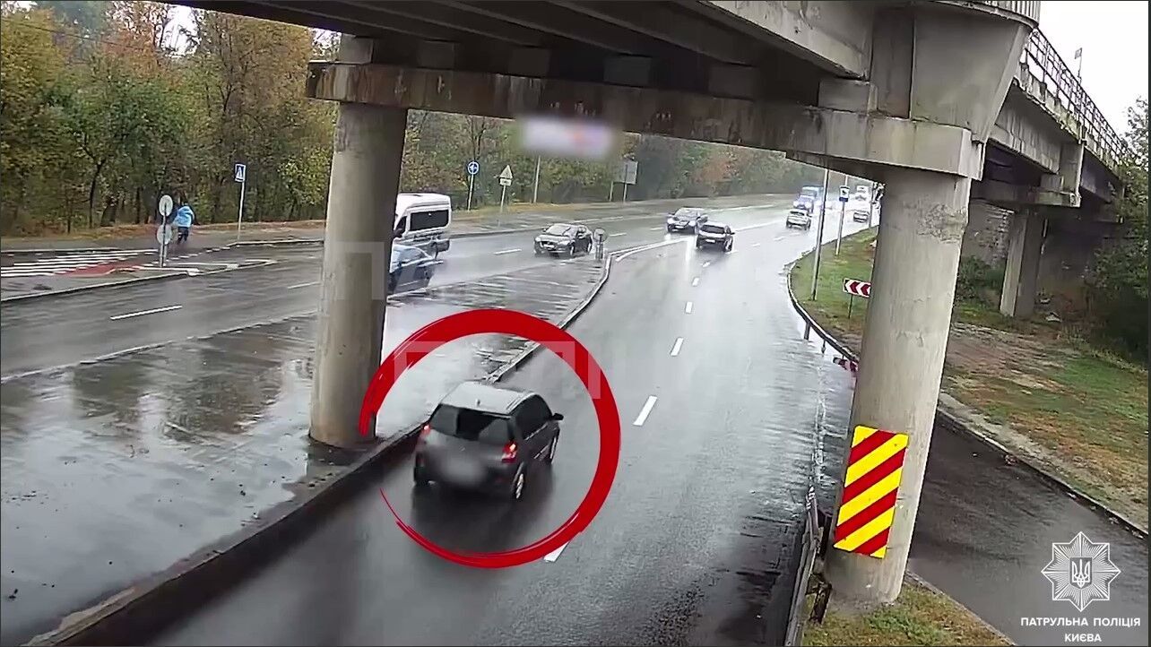 Легковий автомобіль врізався в стовп та перевернувся: у поліції показали момент ’п’яної’ ДТП на Броварському проспекті. Відео dqxikeidqxidqrant