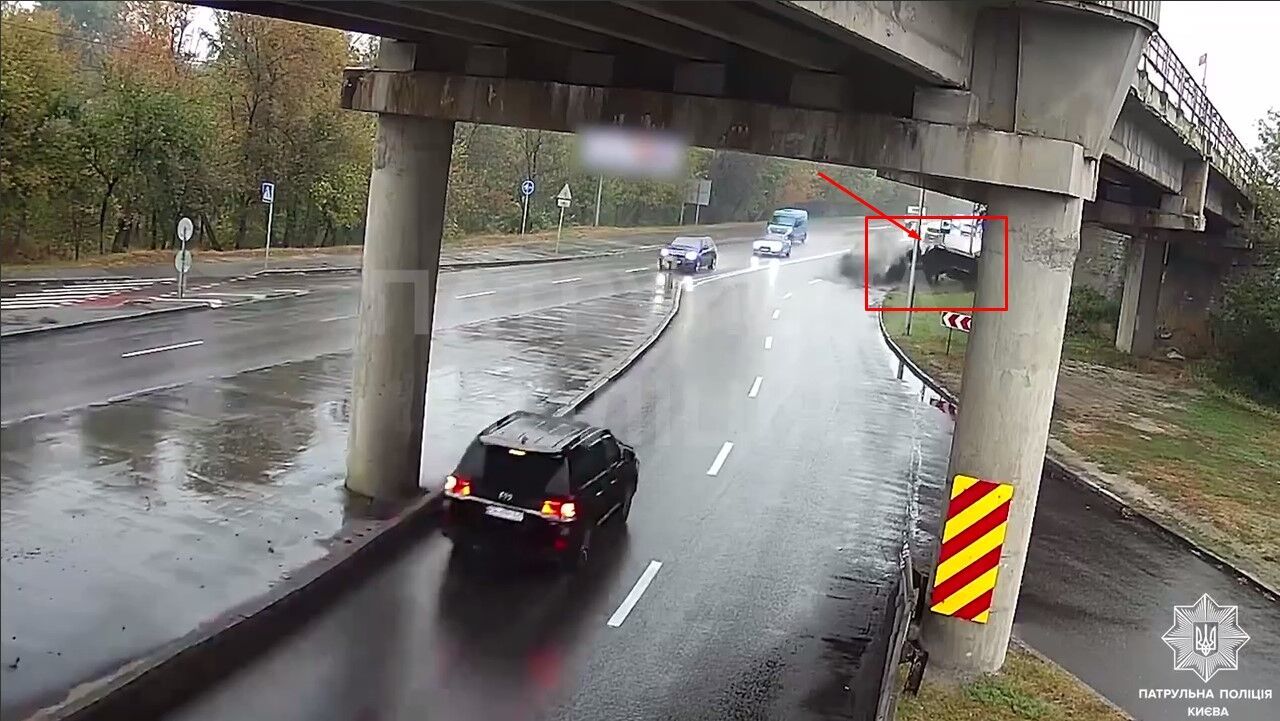 Легковий автомобіль врізався в стовп та перевернувся: у поліції показали момент ’п’яної’ ДТП на Броварському проспекті. Відео