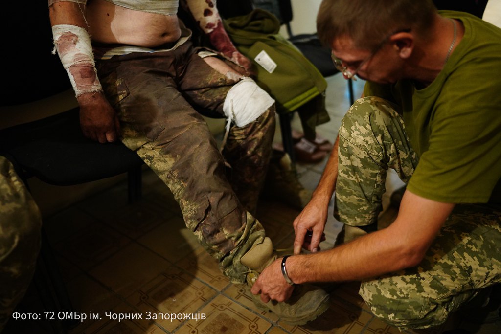 Раненый боец 72 ОМБр им. Черных Запорожцев получает медицинскую помощь