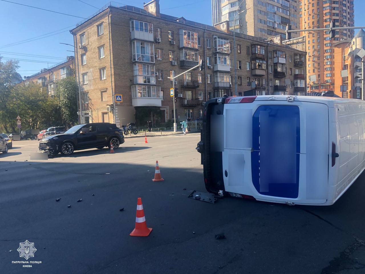 У Києві на Печерську внаслідок ДТП перекинувся мікроавтобус. Подробиці, фото і відео dqxikeidqxidqeant