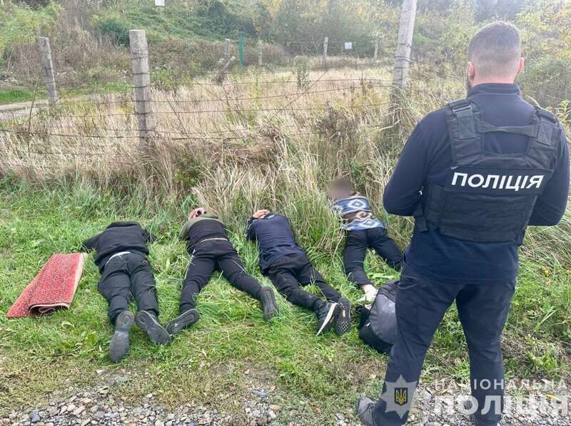 Брали по $6 тыс. за услуги: на Закарпатье ликвидировали еще один канал незаконной переправки уклонистов через границу. Фото dqxikeidqxidqrant
