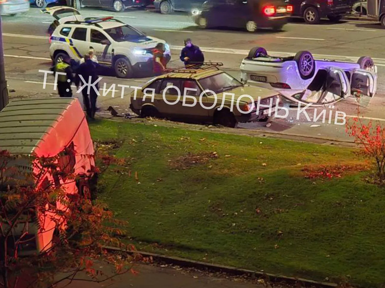 В Киеве Tesla протаранила припаркованный микроавтобус: легковая машина перевернулась, а