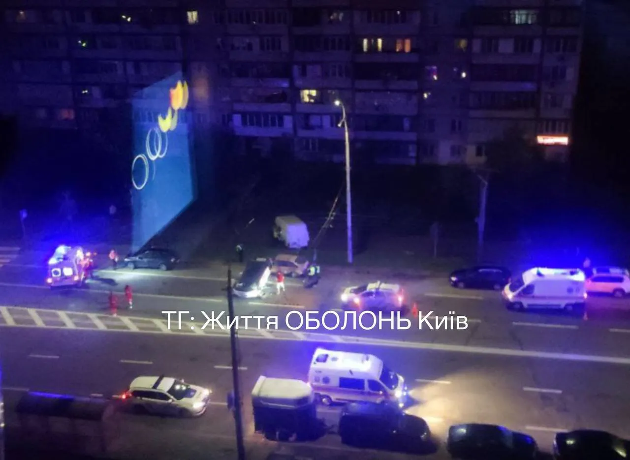 У Києві Tesla протаранила припаркований мікроавтобус: легковик перевернувся, а dqxikeidqxidqrant