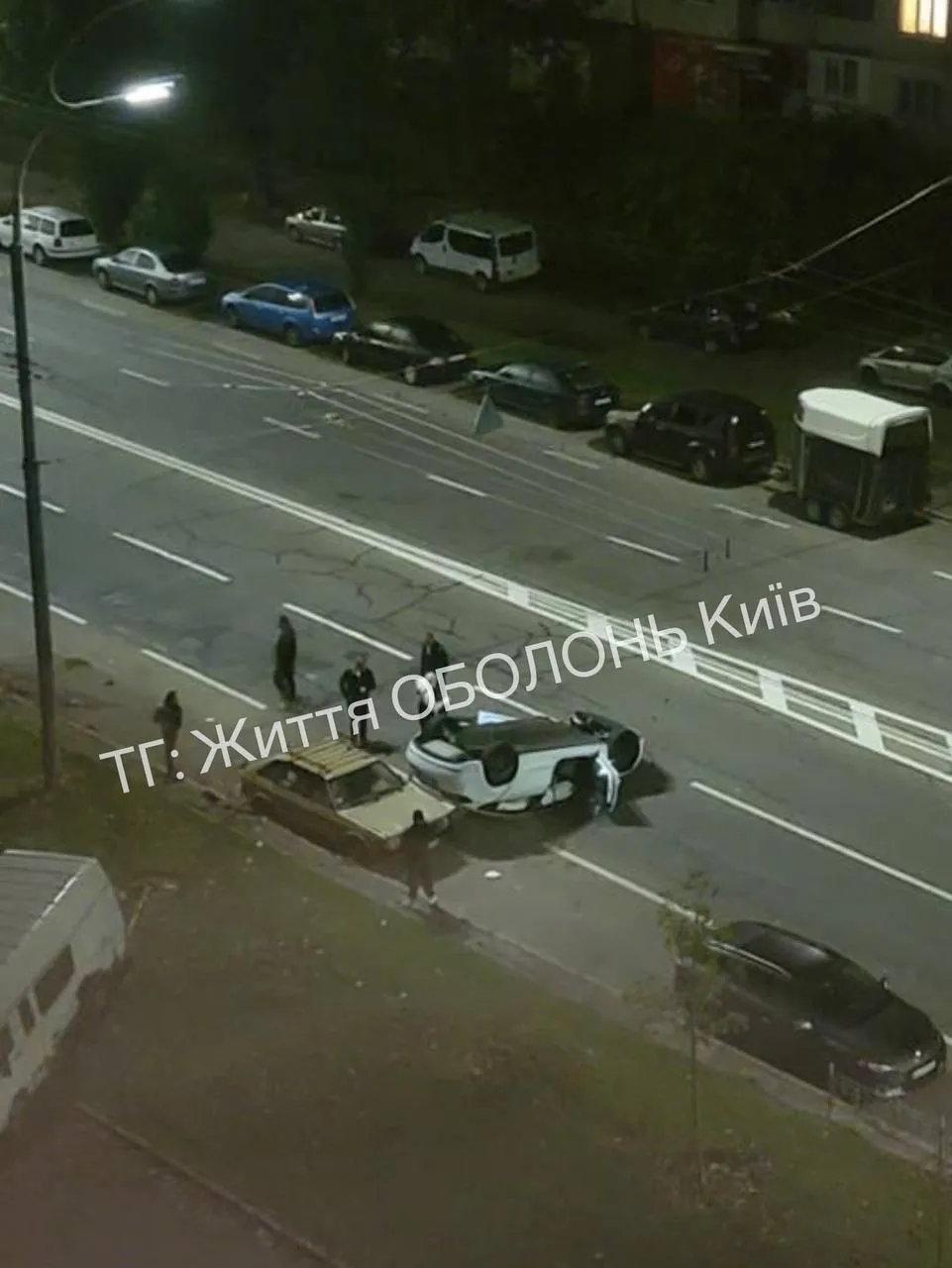 У Києві Tesla протаранила припаркований мікроавтобус: легковик перевернувся, а