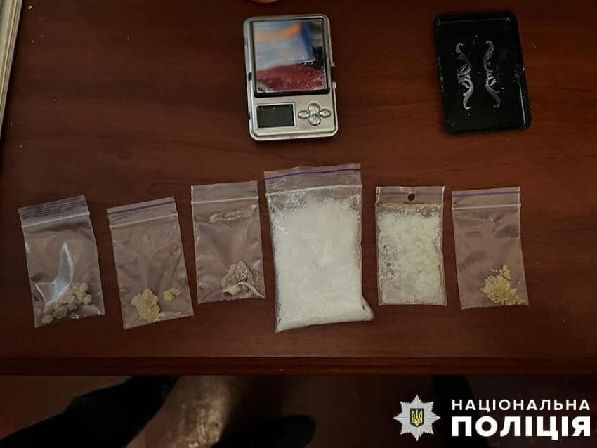 Збувала наркотики через сервіс поштових відправок: судитимуть мешканку Києва. Подробиці справи і фото dqxikeidqxidqrant