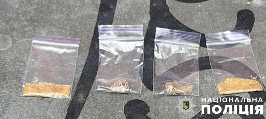 Збувала наркотики через сервіс поштових відправок: судитимуть мешканку Києва. Подробиці справи і фото