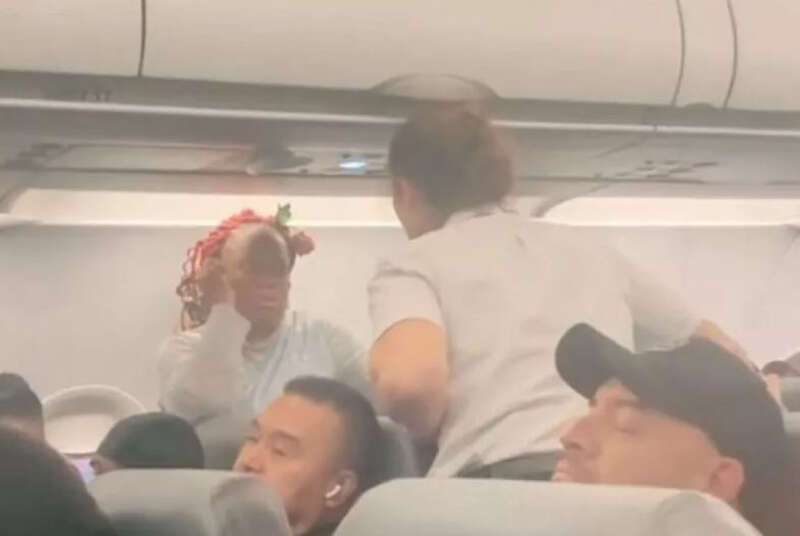 Скандал на борту авіакомпанії Frontier Airlines, пасажирка забажала розвернути літак, щоб повернути свій телефон dqxikeidqxidqrant