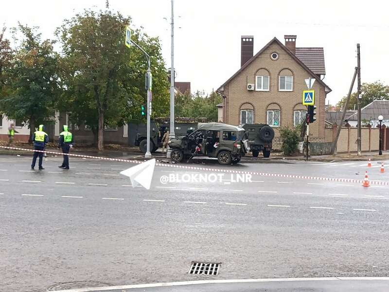 В захваченном Луганске прямо на дороге взорвалась военная машина: момент попал на видео dqxikeidqxiqdzant