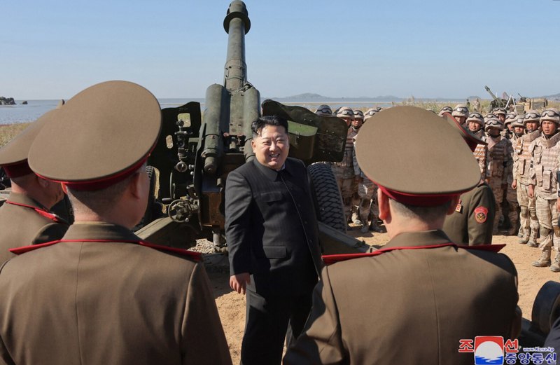 Кім Чен Ин на артилерійських стрільбах Північнокорейської армії. dqxikeidqxidqrant