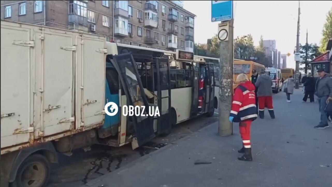 Кабіна вантажівки повністю опинилась у салоні маршрутки: у Києві сталася страшна аварія. Подробиці, фото і відео dqxikeidqxidqrant