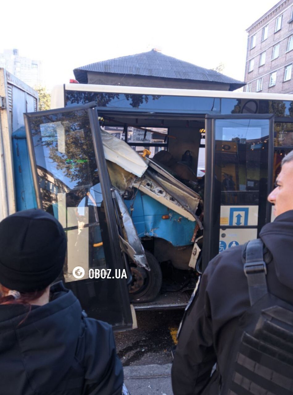 Кабіна вантажівки повністю опинилась у салоні маршрутки: у Києві сталася страшна аварія. Подробиці, фото і відео