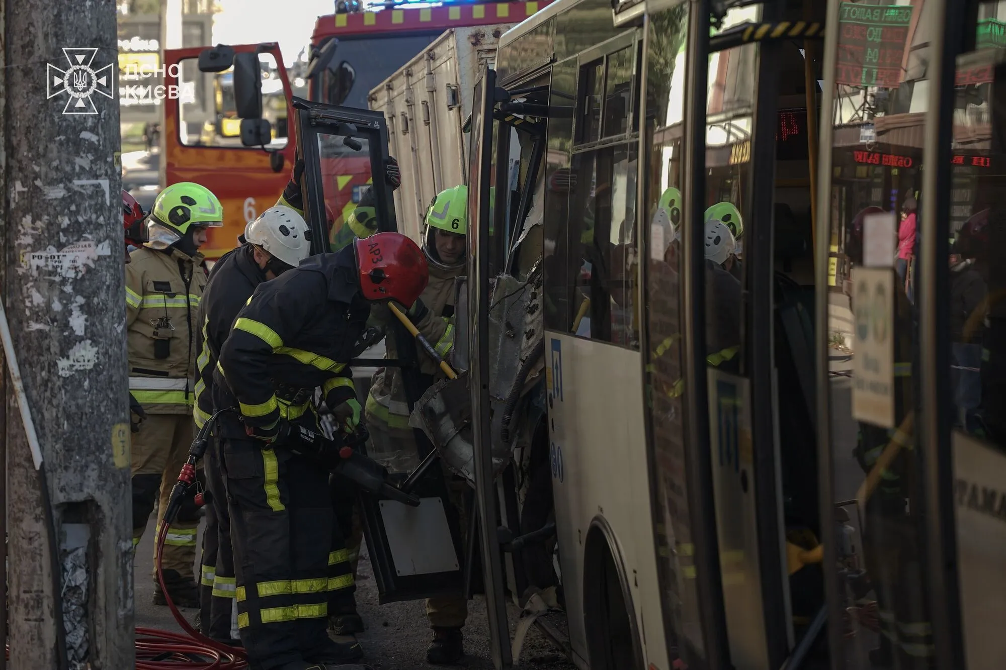 Кабина грузовика полностью оказалась в салоне маршрутки: в Киеве произошла страшная ДТП, есть погибшая. Подробности, фото и видео dqxikeidqxidqeant