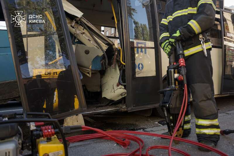 Кабіна вантажівки повністю опинилась у салоні маршрутки: у Києві сталась страшна ДТП, є загибла. Подробиці, фото і відео