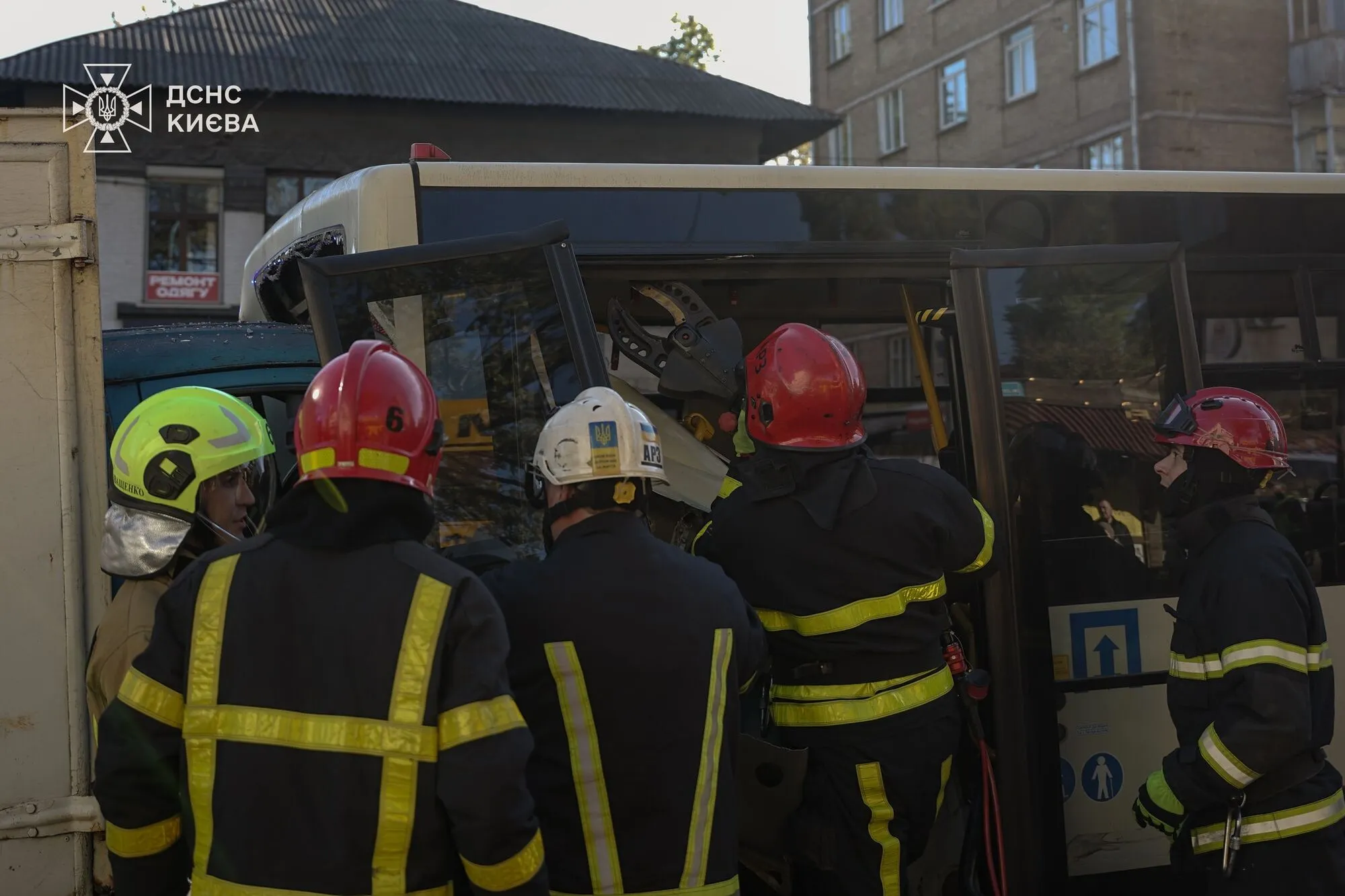 Кабина грузовика полностью оказалась в салоне маршрутки: в Киеве произошла страшная ДТП, есть погибшая. Подробности, фото и видео