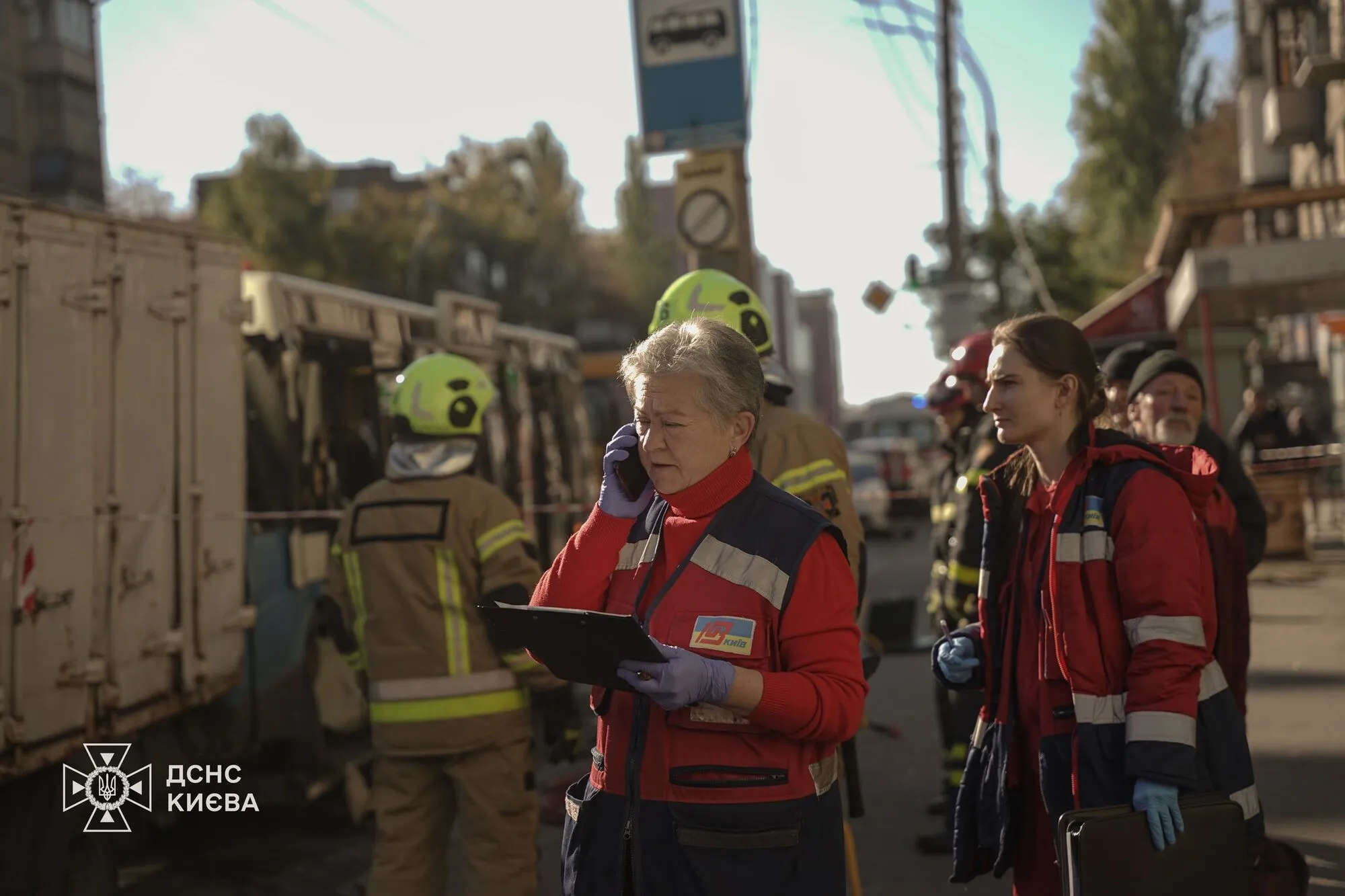 Кабина грузовика полностью оказалась в салоне маршрутки: в Киеве произошла страшная ДТП, есть погибшая. Подробности, фото и видео